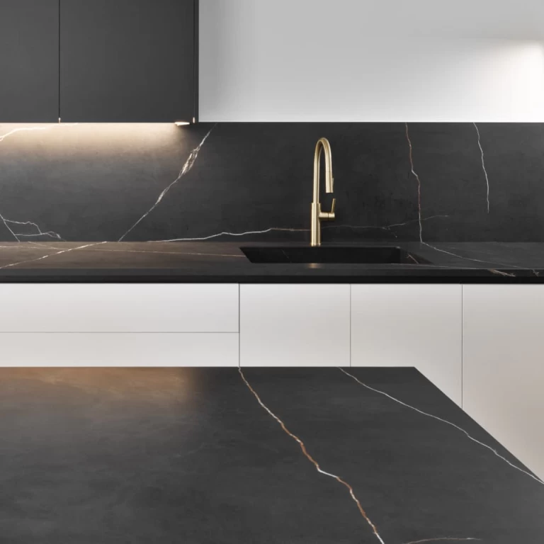 Cucina con lastre in gres porcellanato nero effetto marmo Black Atlantis Atlas Plan