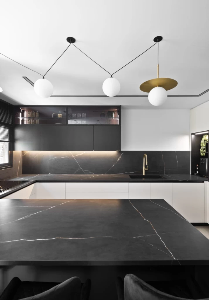 Кухонная столешница, оформленная крупноформатными плитами с эффектом черного мрамора Black Atlantis Atlas Plan