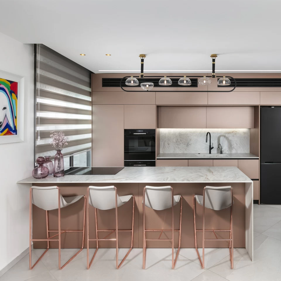 Cocina moderna y sofisticada con superficies suaves y encastres en contraste en Crystal White - Atlas Plan