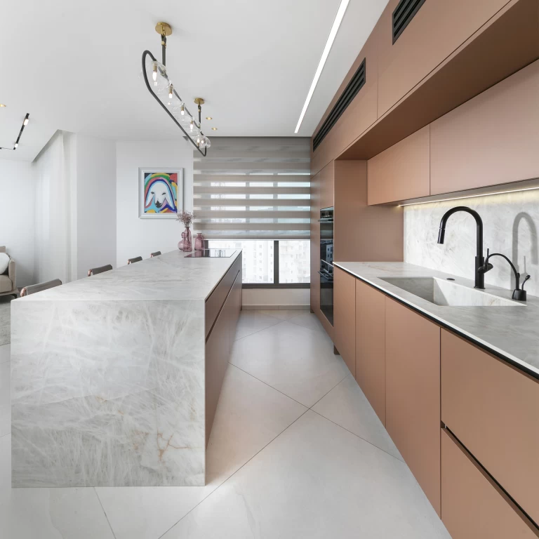 Luxury and personality in the kitchen with contrasting inserts in Crystal White by Atlas Plan