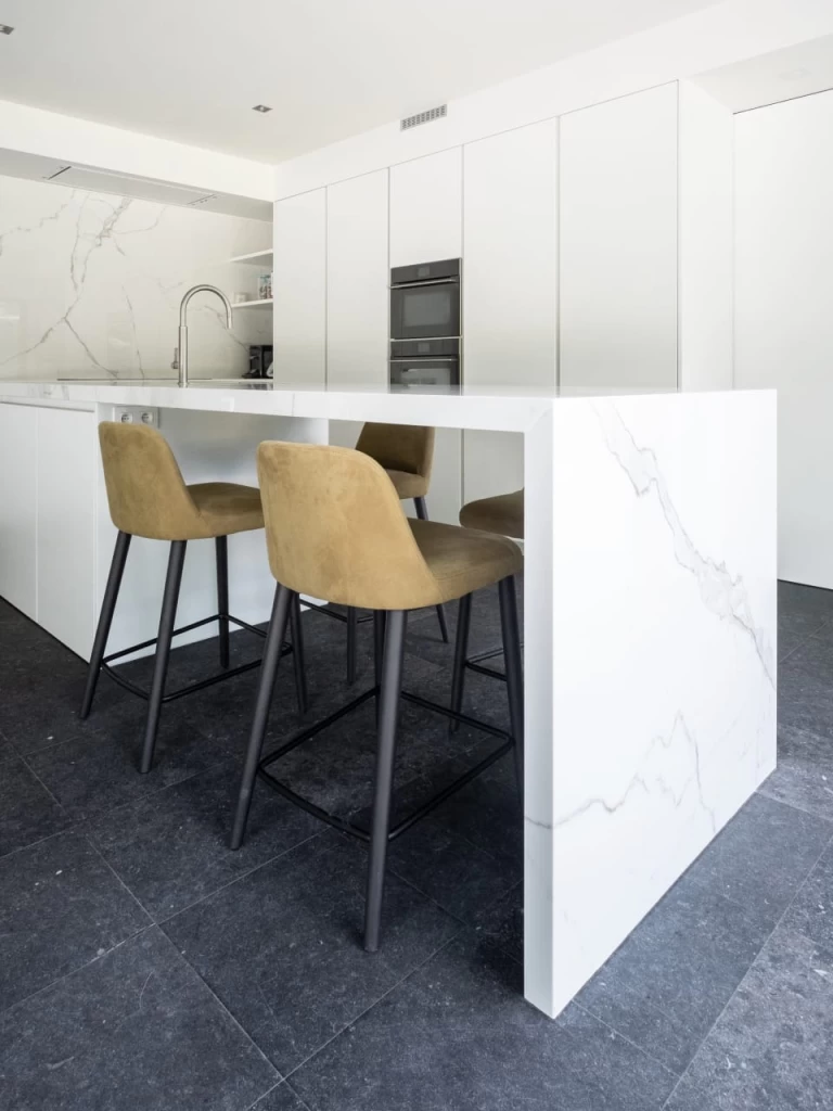 kitchen-side-wall-tiling-marble-look-stoneware-slab-kitchen-atlas-plan