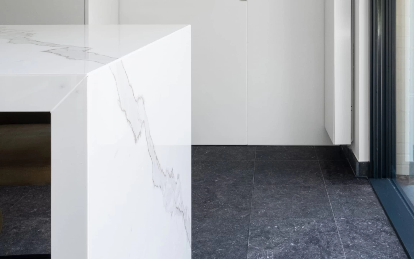 large-tiles-for-marble-look-kitchen-backsplash-calacatta-extra-atlas-plan