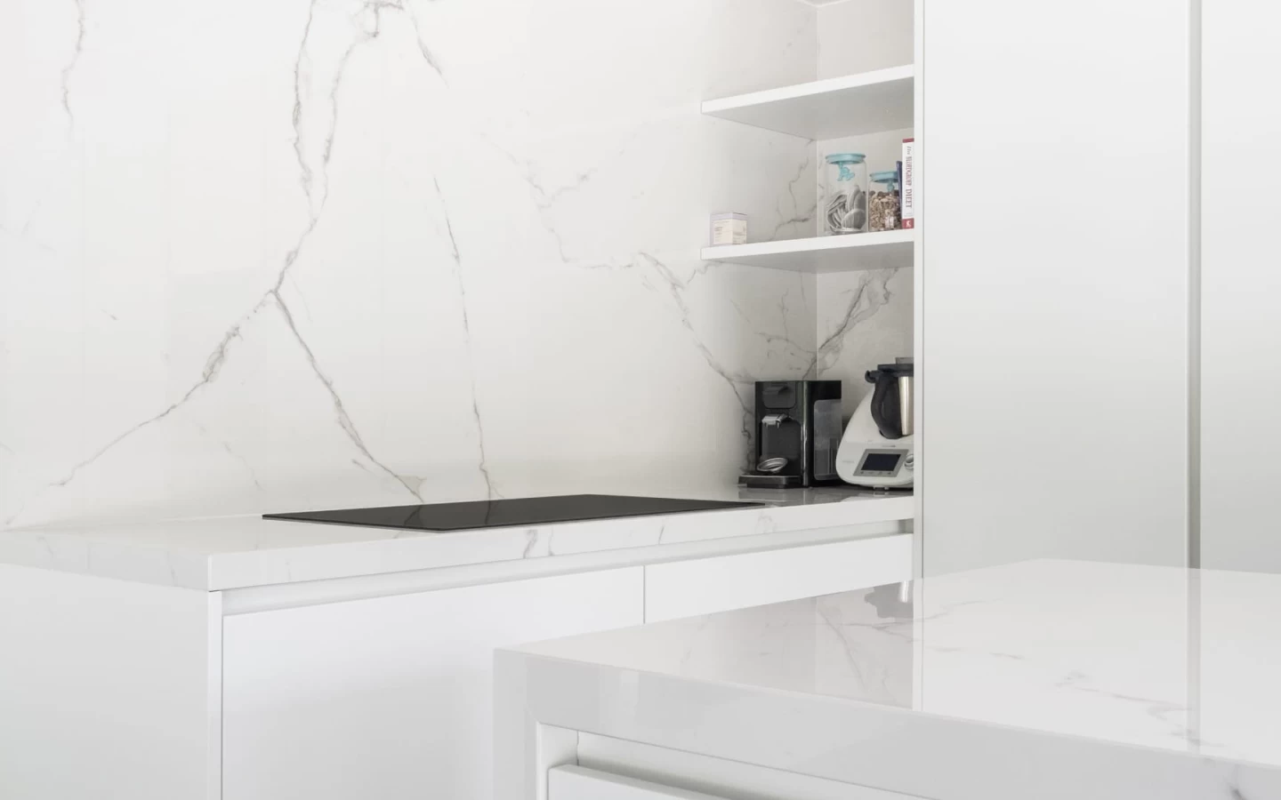 total-white-kitchen-project-calacatta-extra-atlas-plan