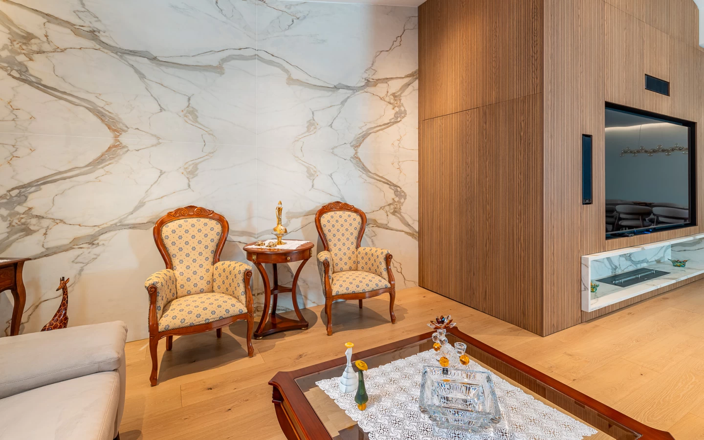 Kitchen island, countertop and backsplash coverings in Calacatta Imperiale