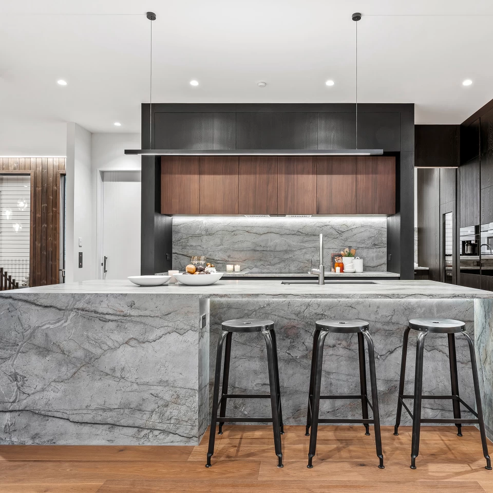 Kitchen with island in Atlas Plan Silver Root marble-effect porcelain stoneware and black stools