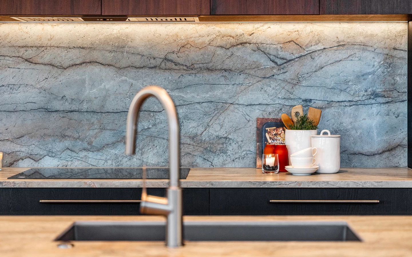 Detail of the splashback in Atlas Plan Silver Root marble-effect porcelain with under-cabinet lighting