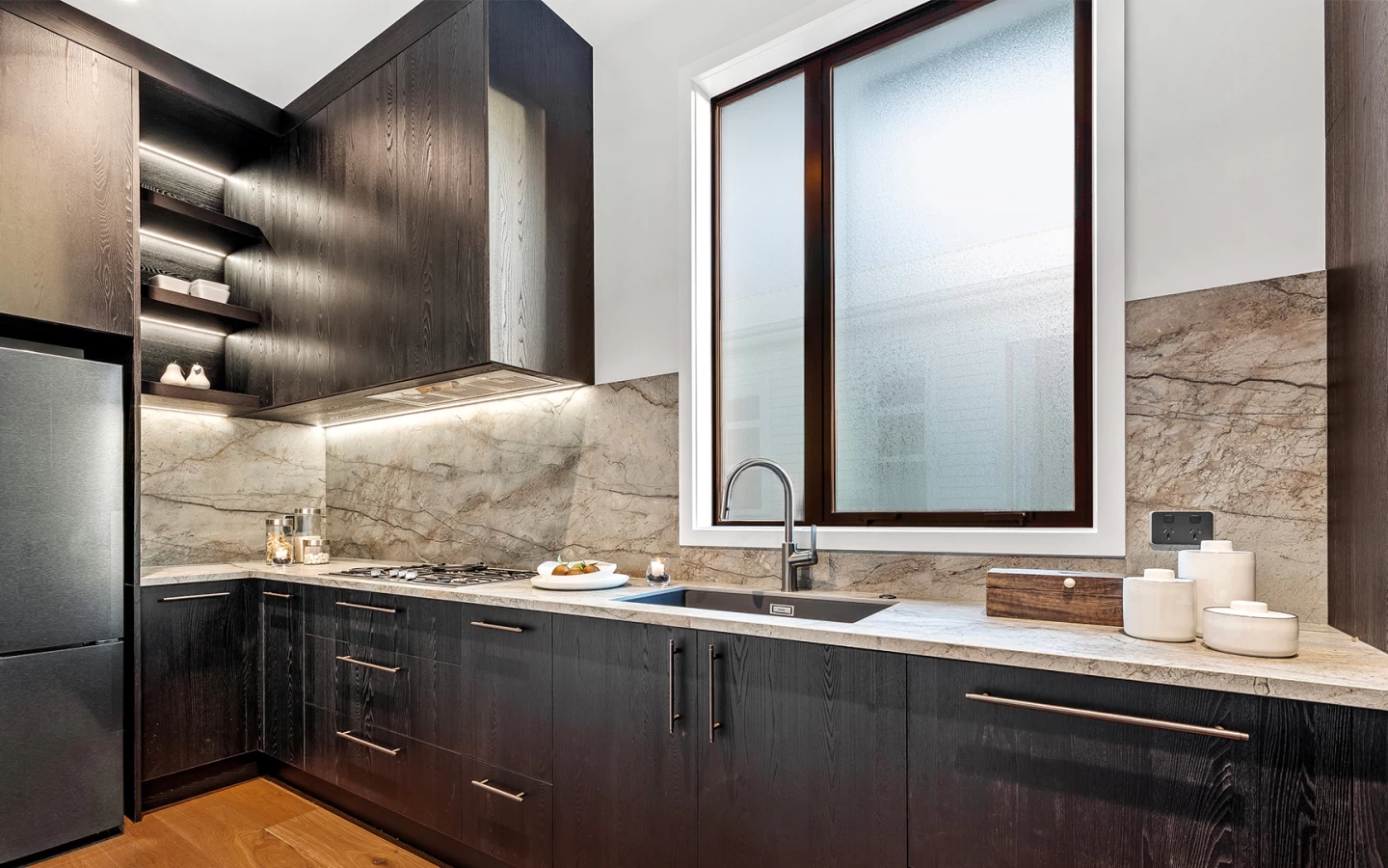 Back kitchen with worktop and splashback in marble-effect porcelain and dark wood cabinets