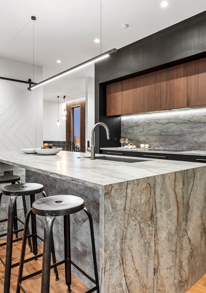 Kitchen island in Atlas Plan Silver Root marble-effect porcelain with full-height sides