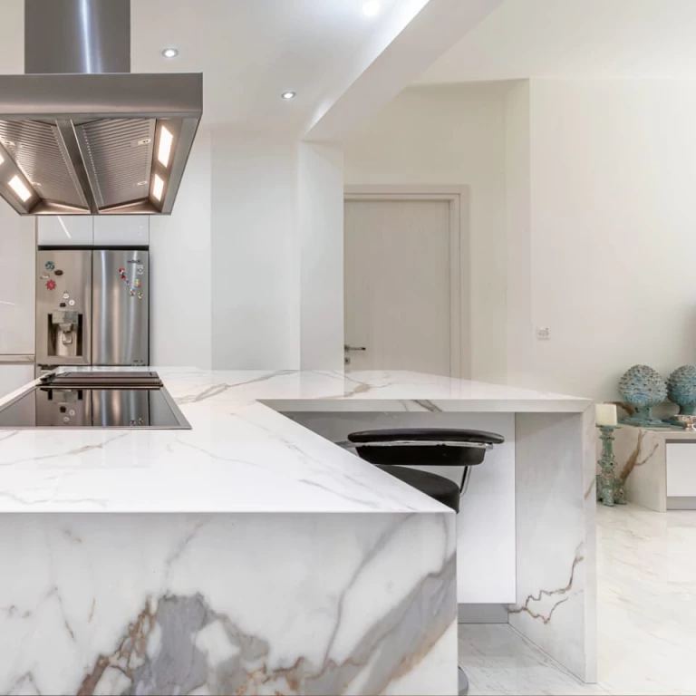 rivestimenti-cucina-gres-effetto-marmo-calacatta-imperiale-progetto-cornelio-marble-boutique