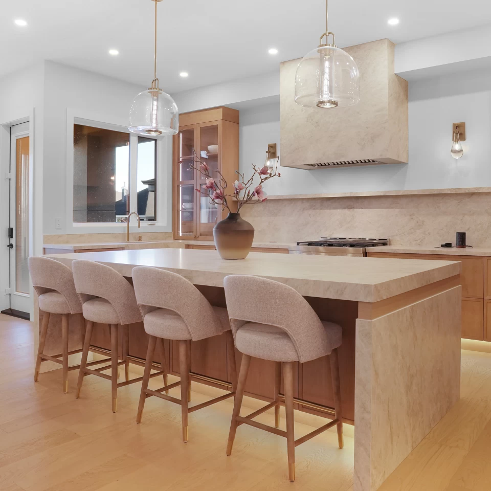 Cuisine moderne avec îlot central et plan en grès cérame Taj Mahal - Atlas Plan