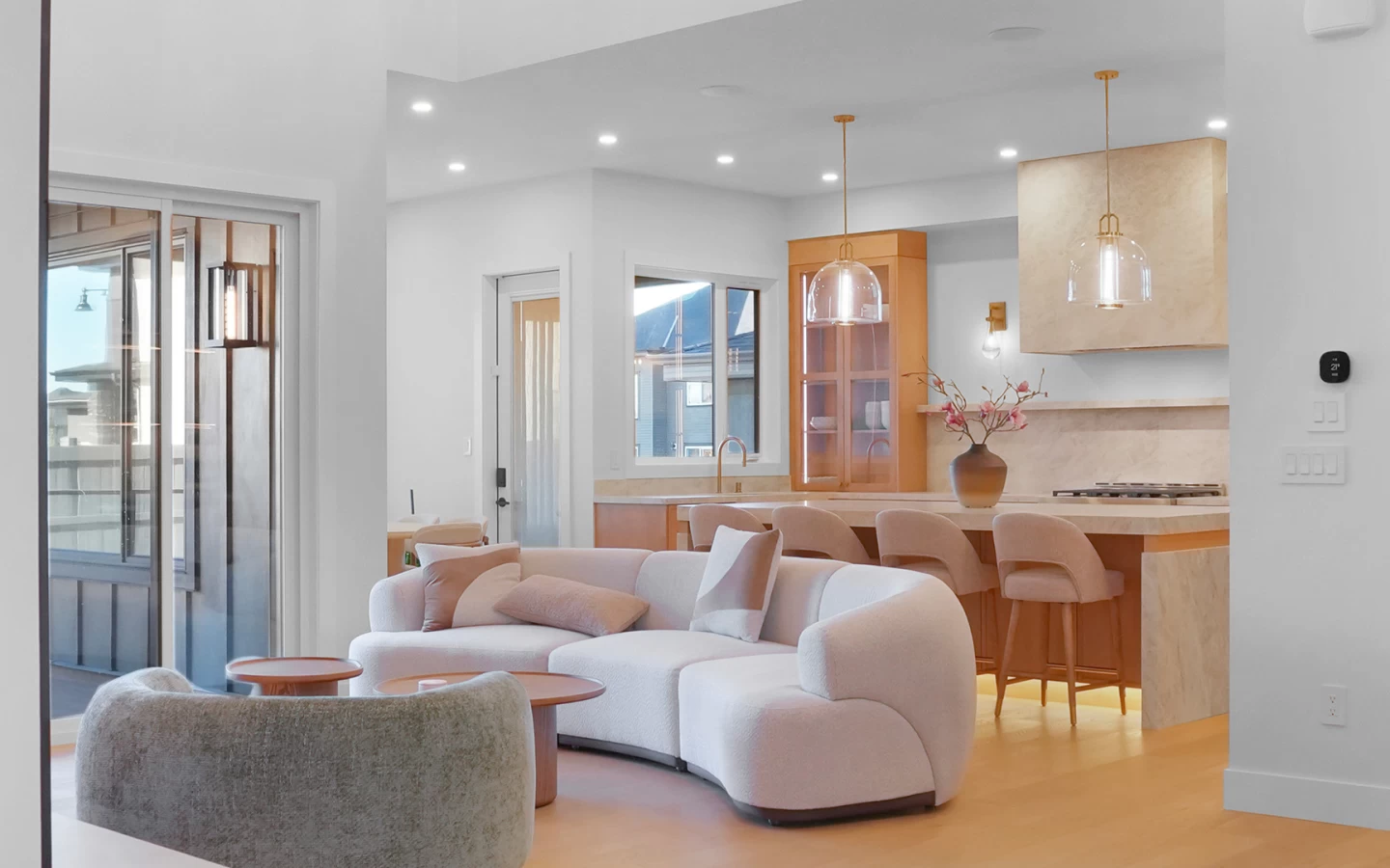 Espace salon et cuisine ouverte avec îlot en grès cérame Taj Mahal - Atlas Plan