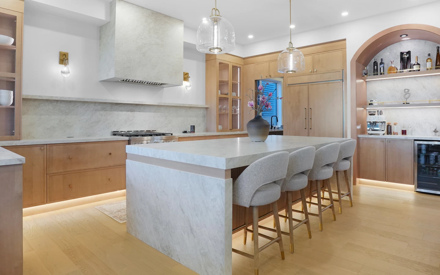 Cuisine avec îlot et coin bar intégré, surfaces en grès cérame Taj Mahal - Atlas Plan