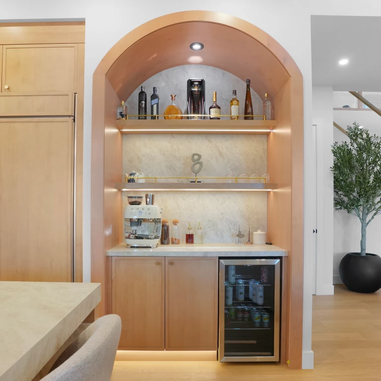 Coin bar et coin café avec plan de travail et revêtement en grès cérame Taj Mahal - Atlas Plan