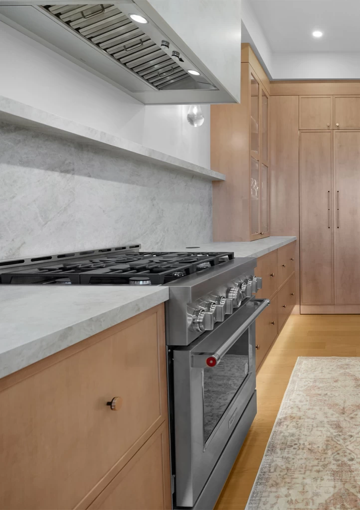 Détail de la plaque de cuisson avec dosseret et plan de travail en grès cérame Taj Mahal - Atlas Plan