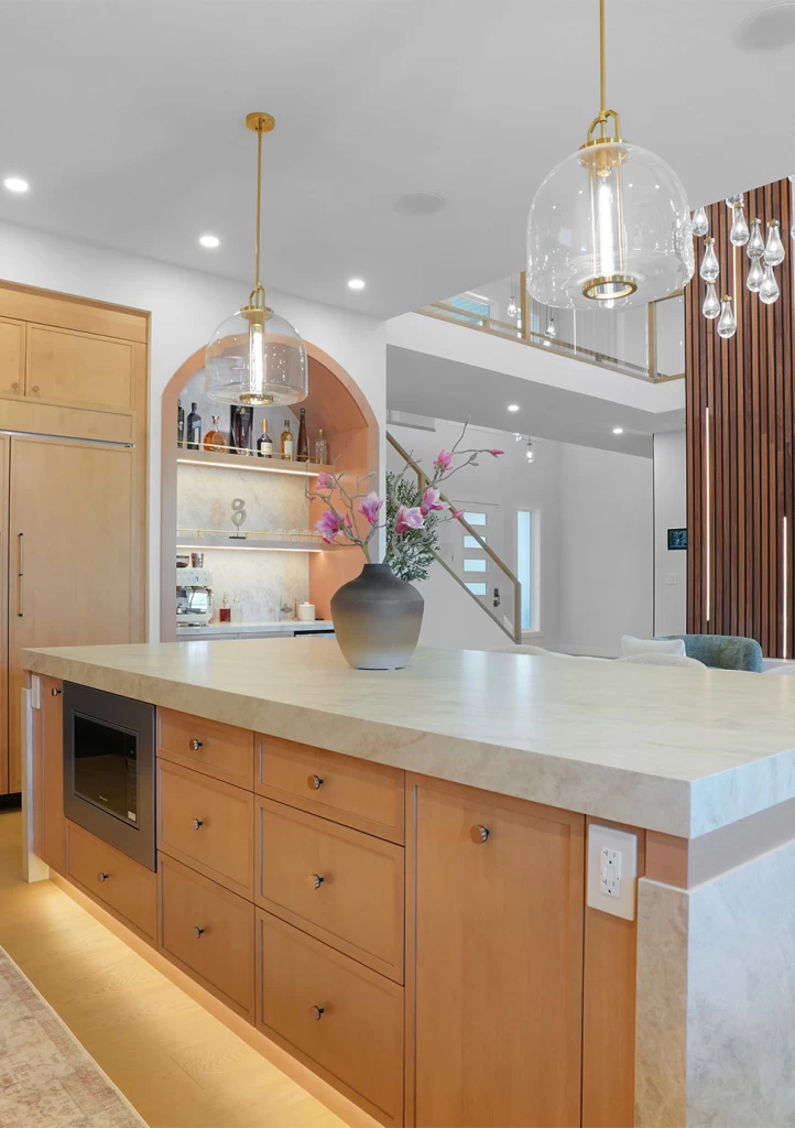 Détail de l'îlot de cuisine avec plan de travail en grès cérame Taj Mahal - Atlas Plan