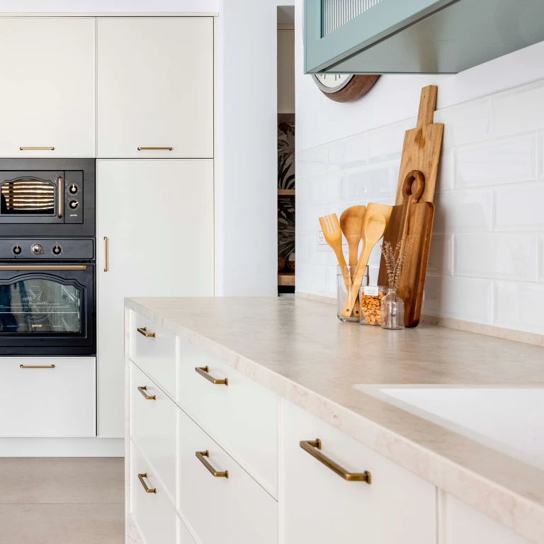Detail of a country chic kitchen with Atlas Plan's Cream Prestige countertop, featuring warm tones and delicate veining that lend an understated elegance.