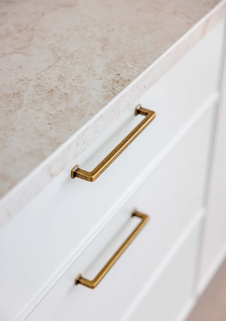Detail of the Cream Prestige stoneware countertop, which enhances the room with natural veining and a light cream finish, combining aesthetics and practicality.