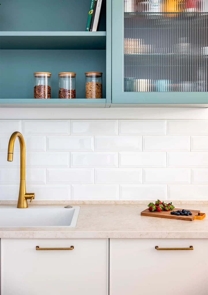 View of a kitchen with Atlas Plan's Cream Prestige countertop, which with its light finish and elegant surface enhances the room with a natural and refined touch.