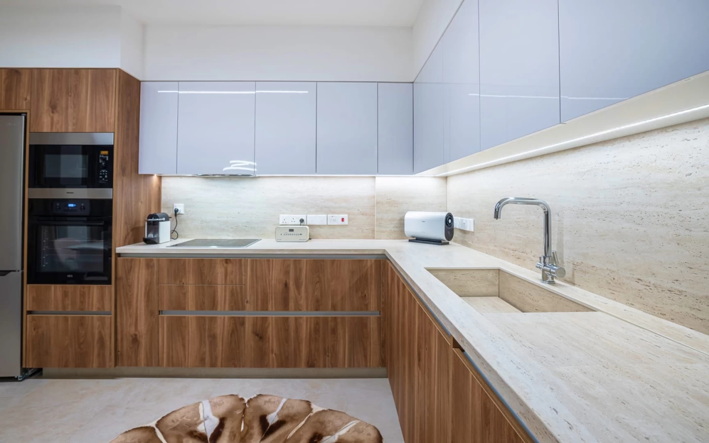 Kitchen worktop in travertine-effect porcelain stoneware by Atlas Plan