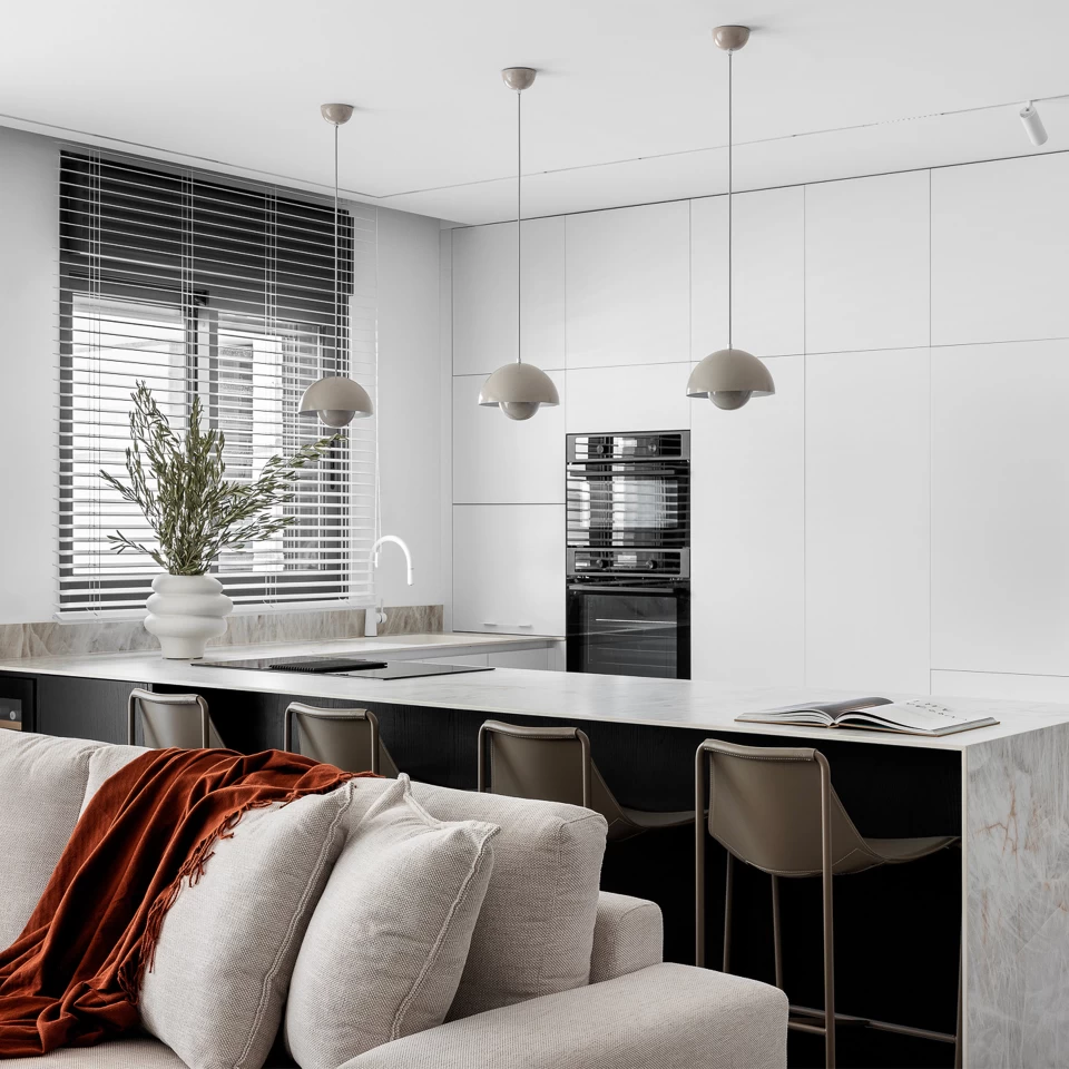 Progetto Daphna Zuzut con un elegante piano cucina in gres effetto marmo Crystal White di Atlas Plan