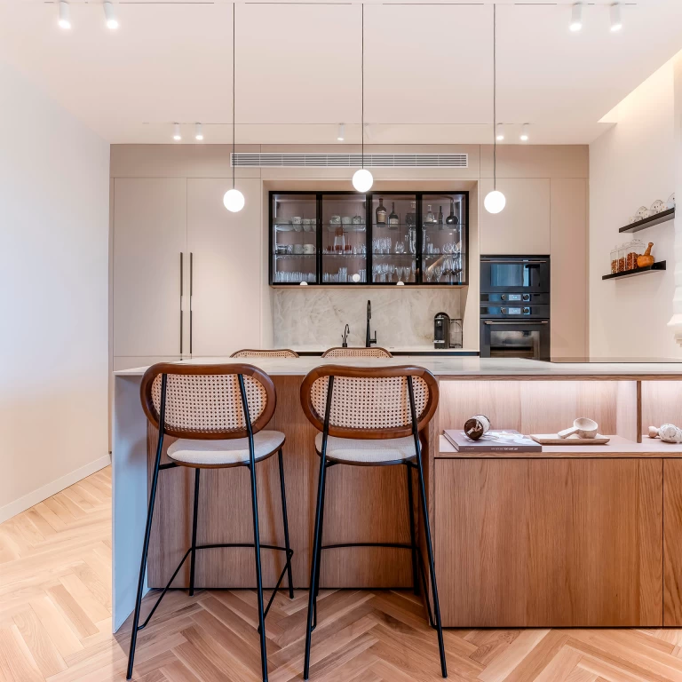 Modern kitchen with Crystal White countertop and integrated sink, accompanied by a central island, for a functional and visually striking environment.