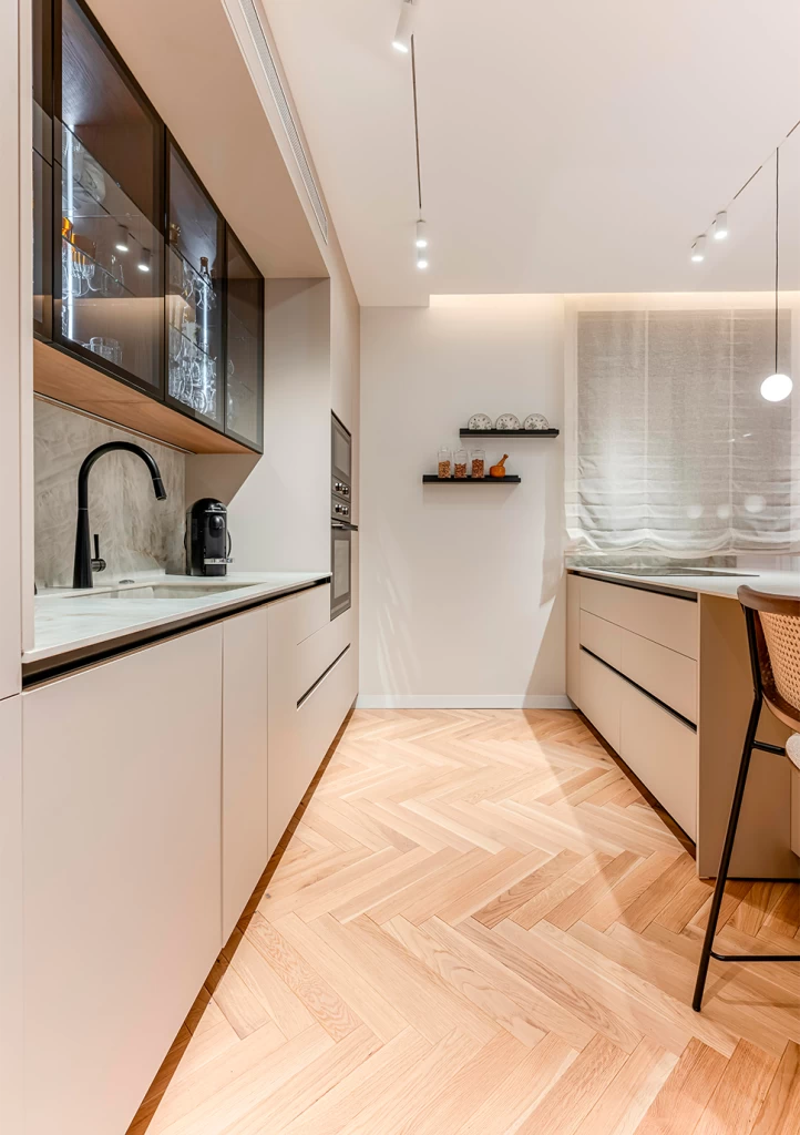 Detail of the kitchen with Crystal White countertop, which offers a contemporary design with its bright finish and elegant surface.