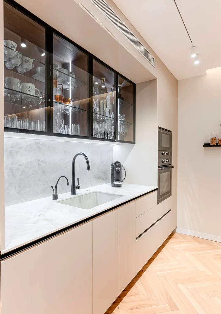 Panoramic view of a kitchen with a Crystal White countertop, combining elegance and practicality in a bright, modern design.