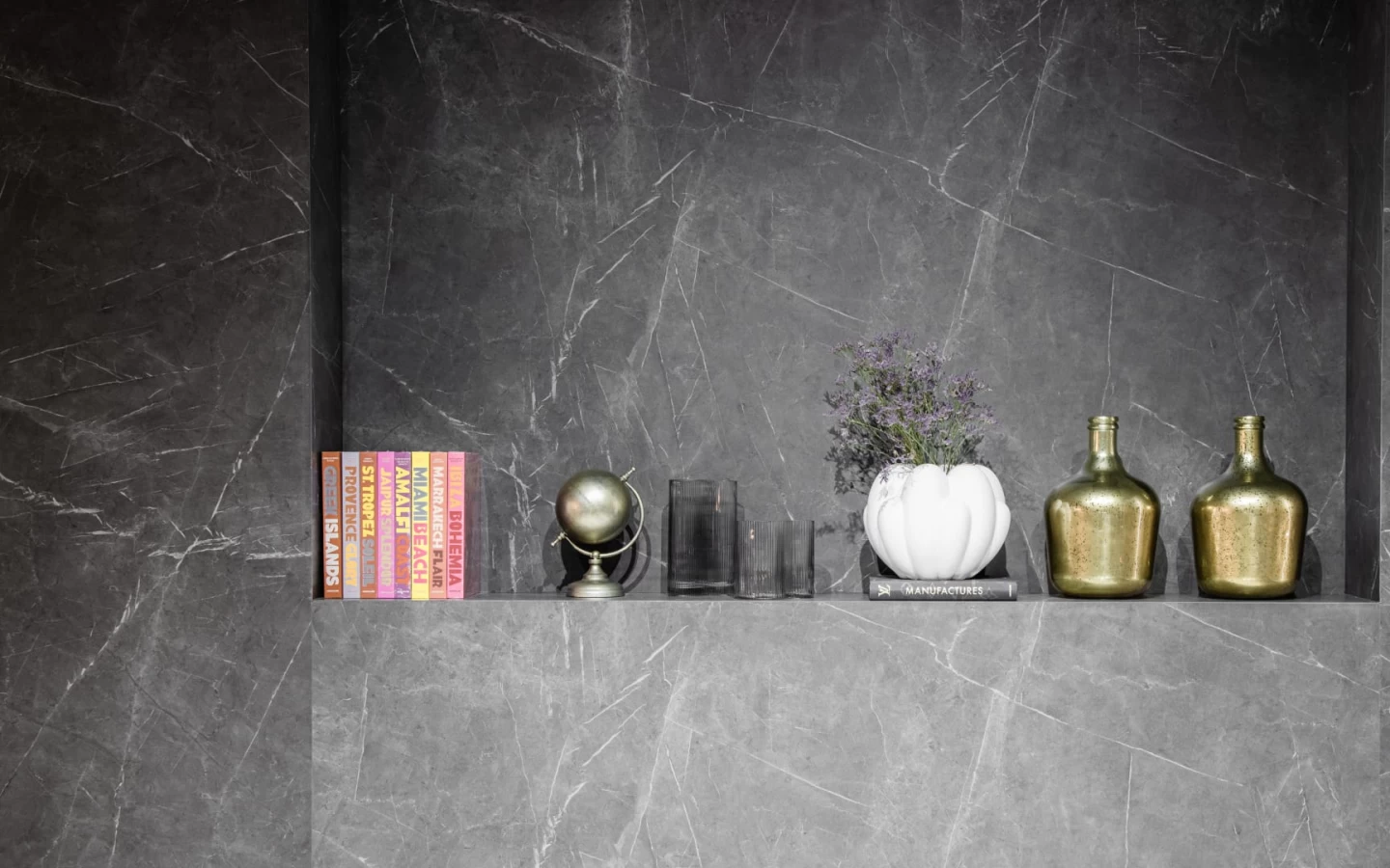 Rivestimento parete espositiva con grandi lastre in gres effetto marmo grigio Grey Stone