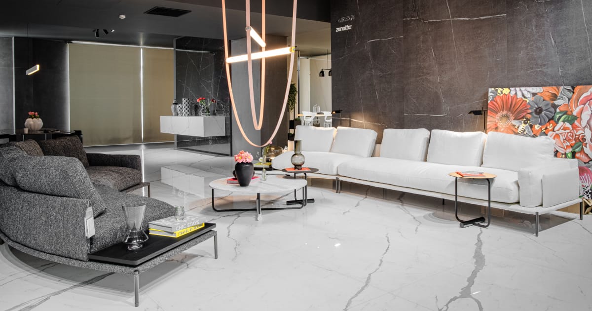 Modern designter Showroom mit Oberflächen aus Feinsteinzeug
