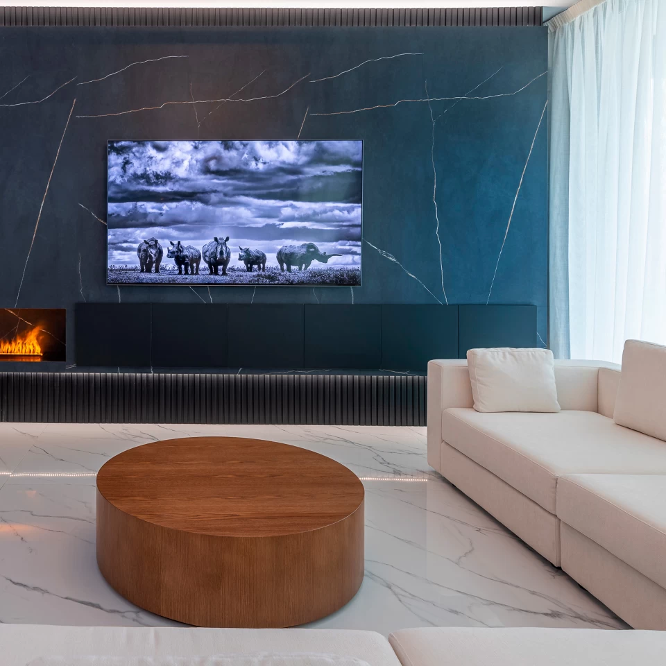 Strikingly elegant wall with Black Atlantis fireplace