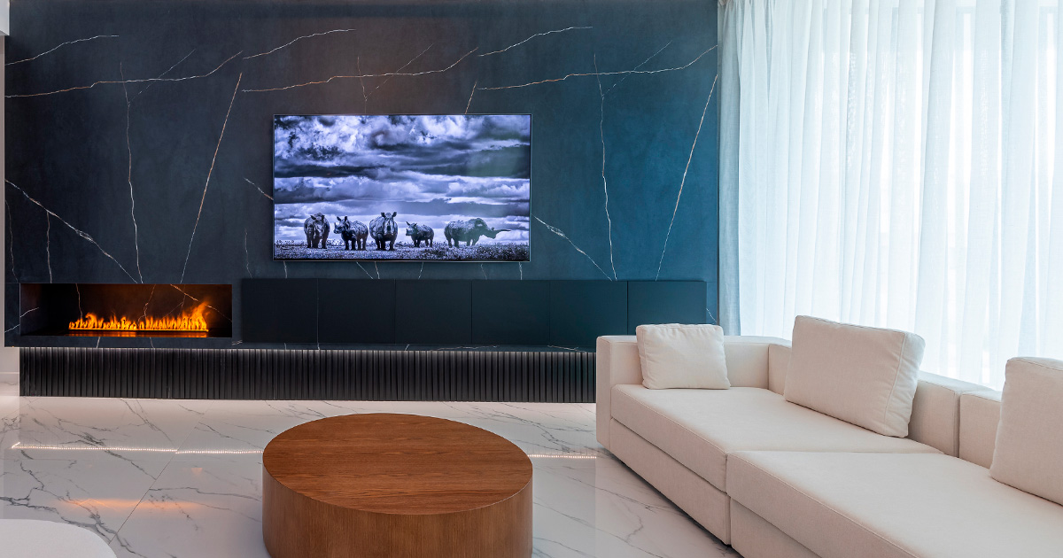 Black marble-effect stoneware for interiors with an exclusive