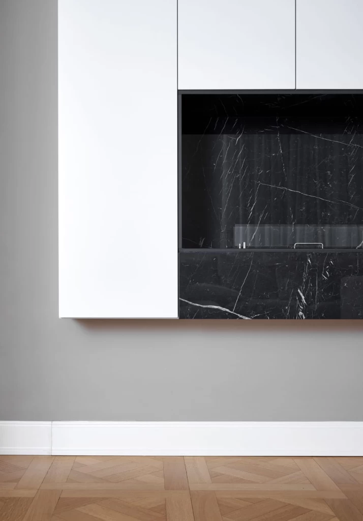 Flussocreativo project with marble-effect Nero Marquina porcelain stoneware by Atlas Plan