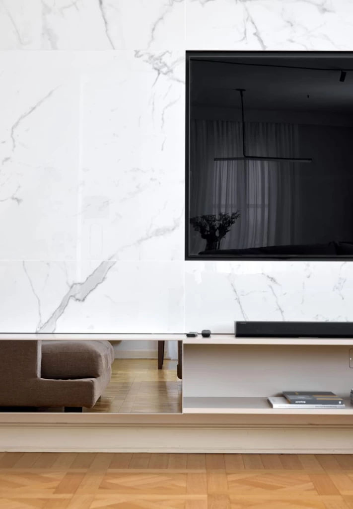 Living room wall in marble-effect porcelain stoneware by Atlas Plan