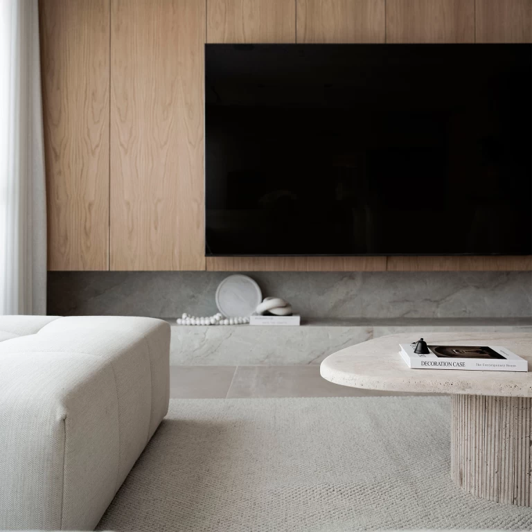 Detailaufnahme einer Küche mit Insel, Arbeitsplatte und Aufkantung aus Travertino Sand, die eine harmonische und raffinierte Atmosphäre schafft.