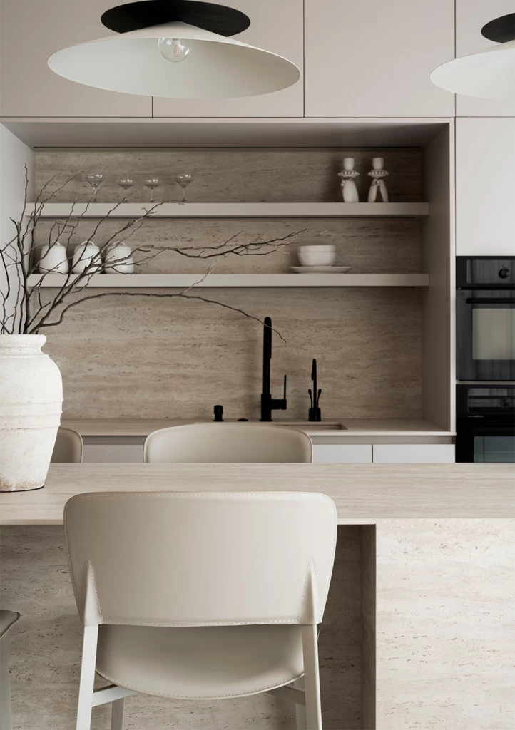 Blick in die Küche mit Arbeitsplatte in Travertino Sand, die den Raum durch ihre schlichte Eleganz und ihr sorgfältiges Design aufwertet und sich perfekt in das Raumkonzept einfügt.