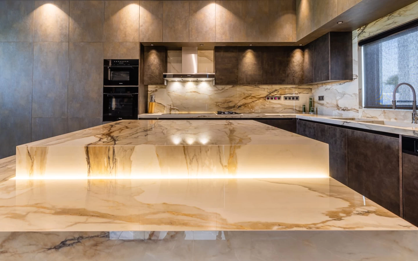 12mm-polished-marble-effect-calacatta-antique-stoneware-slab-for-atlas-plan-kitchen-project