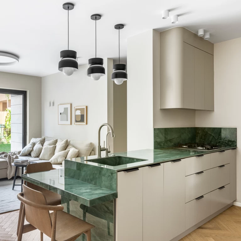 Island and worktop made with Exotic Green slabs, for a setting packed with character - Atlas Plan