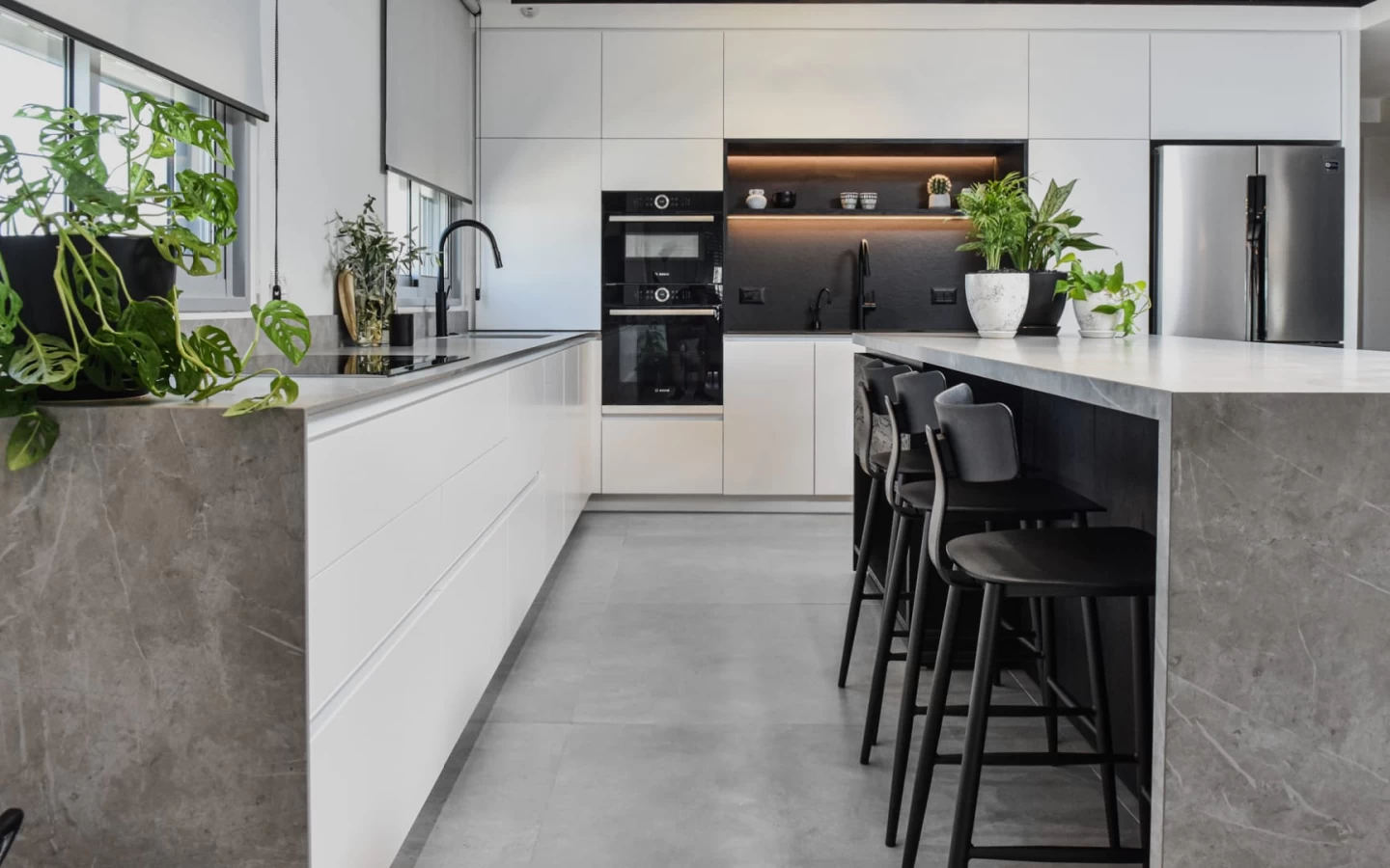 Piano di lavoro e cadute laterali della cucina in gres effetto marmo Atlas Plan – Progetto Hemo