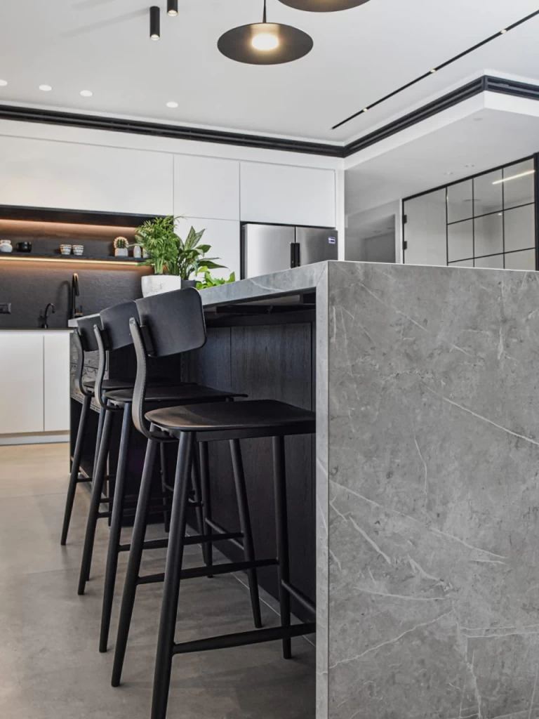 Îlot cuisine revêtue avec grandes dalles en grès effet marbre Atlas Plan - Projet Hemo