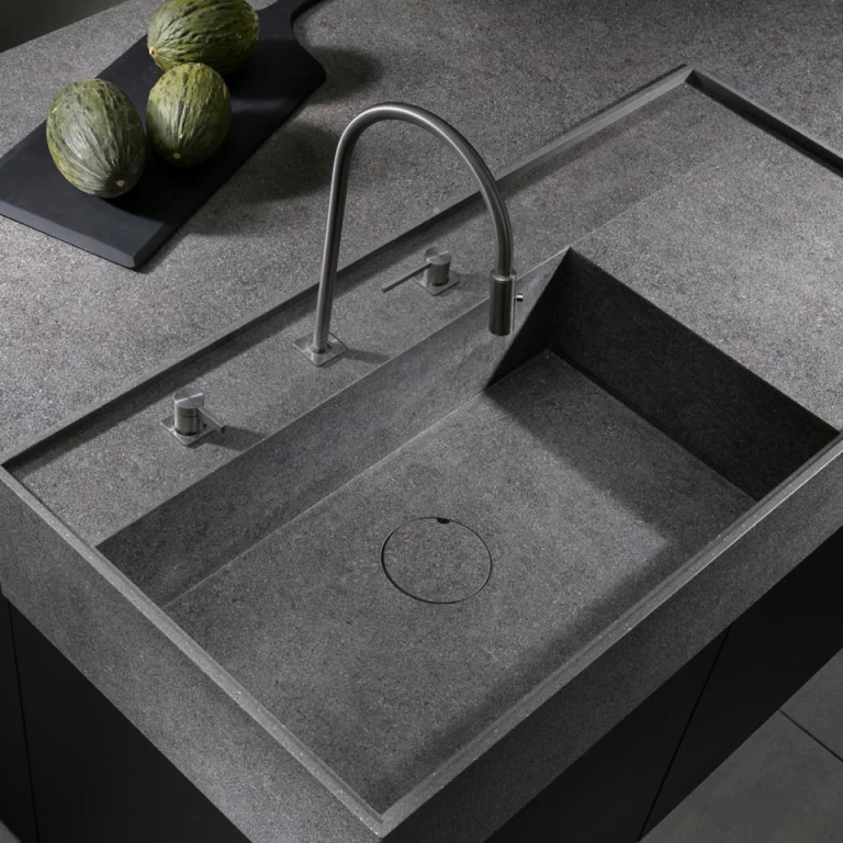 Kitchen top with sink clad in stone-effect porcelain stoneware by Atlas Plan