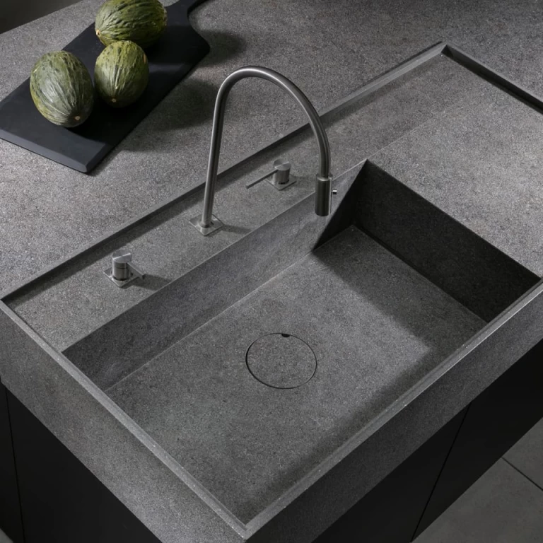 Kitchen top with sink clad in stone look porcelain stoneware by Atlas Plan