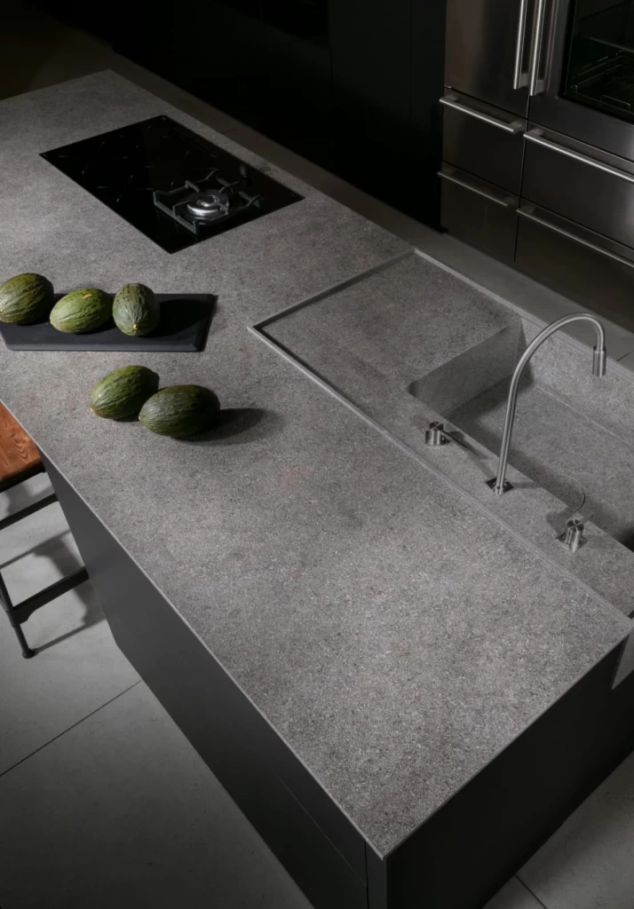 Stone-effect porcelain stoneware for kitchen worktop: Atlas Plan Dolmen Pro Grigio