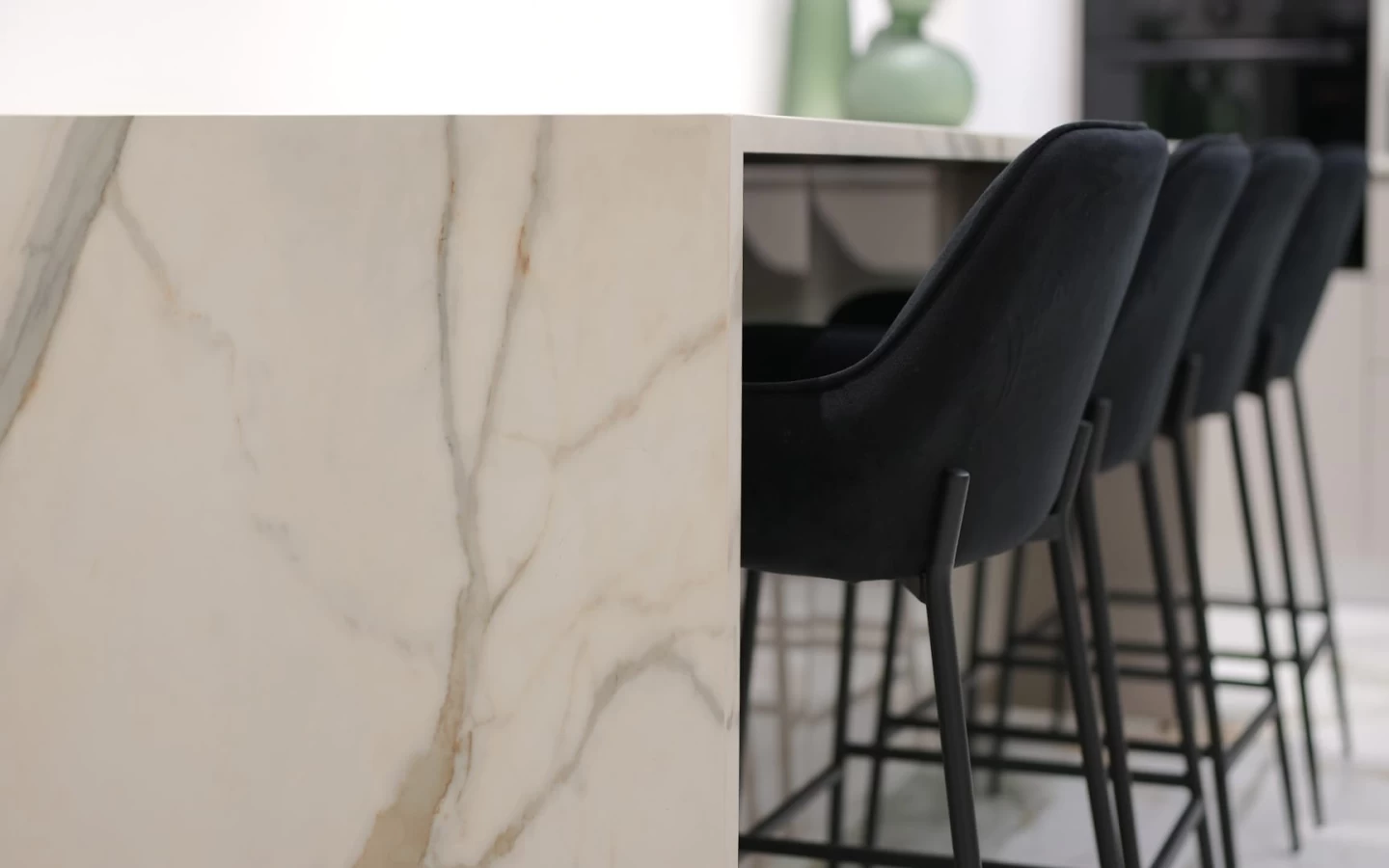 Kitchen peninsula side panel cladding with Atlas Plan marble effect stoneware slabs