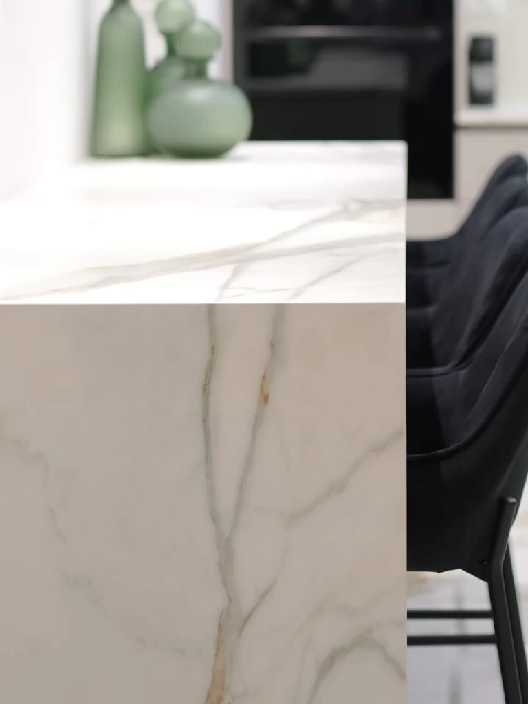 Kitchen peninsula cladding in Atlas Plan marble-effect stoneware - Karabelo Project