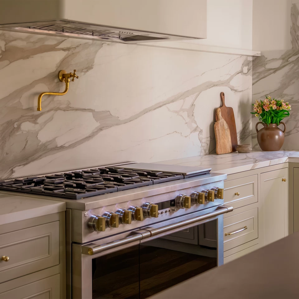 Кухня в классическом стиле с рабочей поверхностью и стенами из керамогранита с эффектом мрамора Calacatta Bernini Atlas Plan