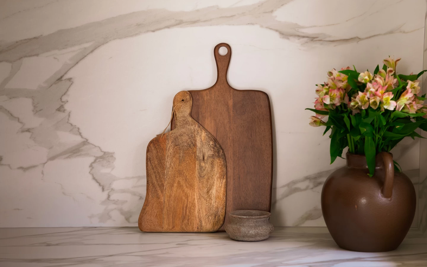 Деталь кухонного фартука из Calacatta Bernini с серыми и бежевыми прожилками Atlas Plan