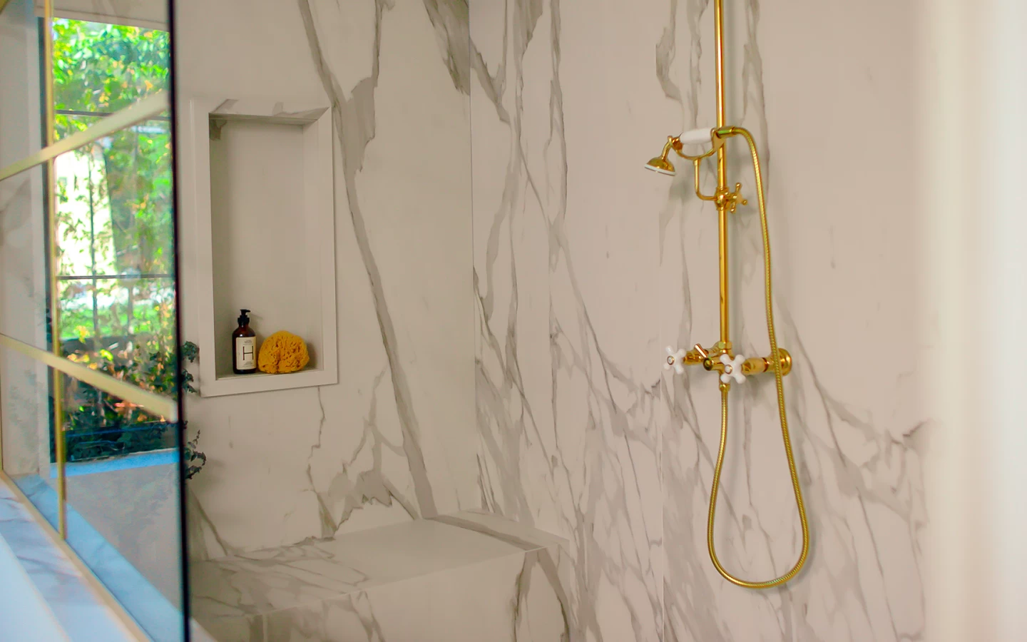 Душевая зона с поверхностями из керамогранита с эффектом мрамора Calacatta Bernini Atlas Plan