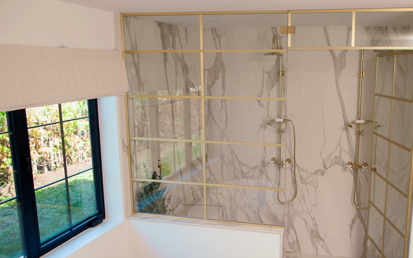 Ванная комната с облицовкой стен Calacatta Bernini и отделкой в классическом стиле