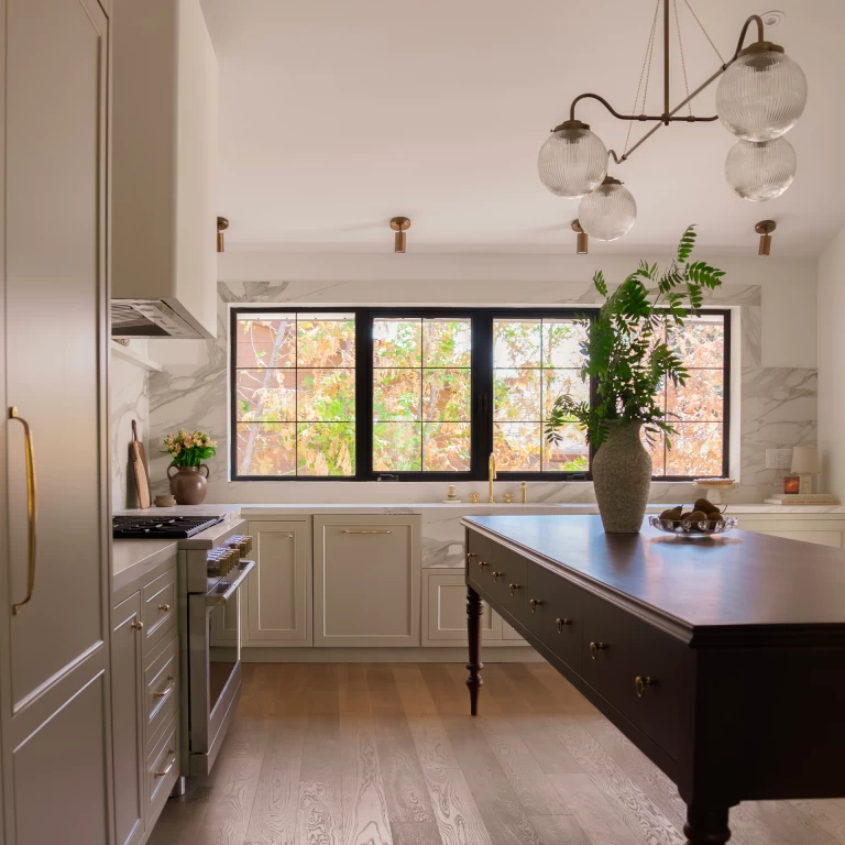 Кухонная столешница и сплошные стены из керамогранита с эффектом мрамора Calacatta Bernini