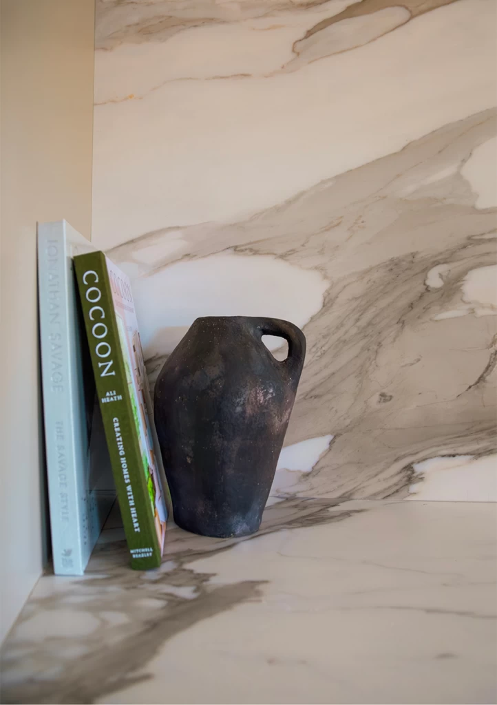 Деталь вертикальной поверхности из Calacatta Bernini с эффектом мрамора Atlas Plan